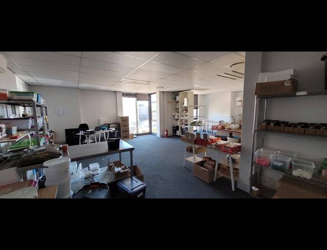 479M² WAREHOUSE TO LET IN STIKLAND INDUSTRIAL